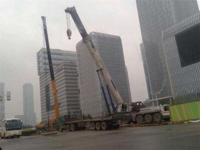 菏泽市“自动找平”—— 吊车的 “平地神器” 技术